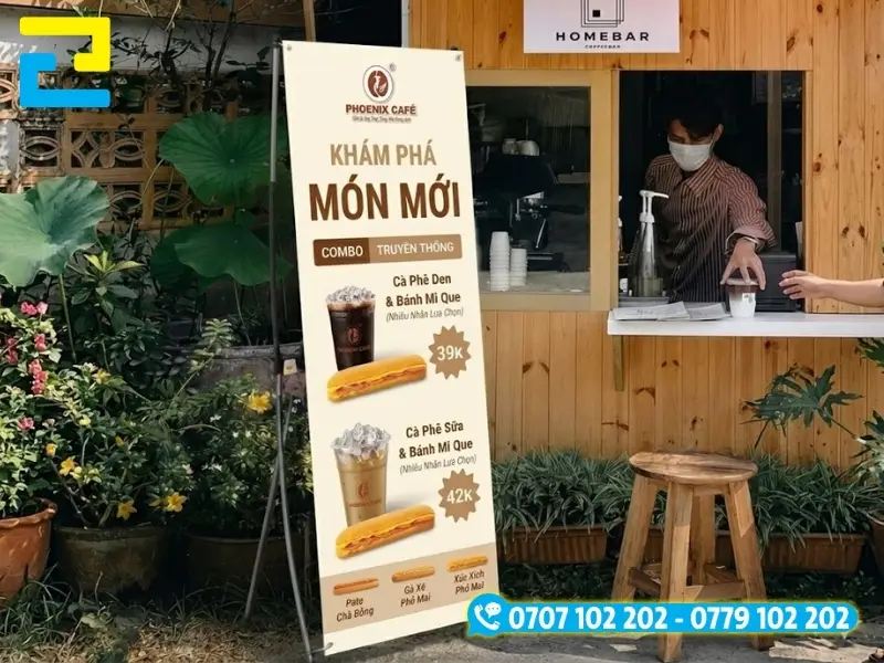 Nhân viên kỹ thuật tại In Ấn 2H hỗ trợ giải đáp các thắc mắc về quy cách gia công standee cho khách hàng, báo giá miễn phí