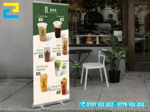 Standee cuốn nhôm được dựng trưng bày tại khu vực cửa ra vào của một buổi hội thảo trong nhà hay tại cửa hàng