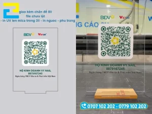 Mẫu standee để bàn chất liệu Mica trong suốt in UV bề mặt