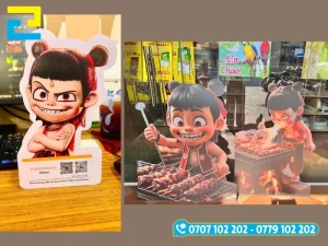 Cấu tạo cơ bản của một standee quảng cáo gồm phần bạt in nội dung thông điệp gắn cố định lên hệ thống khung đỡ độc lập