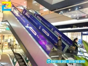 Mẫu 1: Hình ảnh quáng bá trên thang cuốn bậc thang