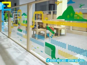 Sử dụng đề can trong suốt dán kính để trang trí giúp cho không gian trở nên đẹp và nổi bật hơn