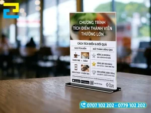 Mẫu standee để bàn chất liệu Mica trong suốt, bên trong chứa nội dung in thông tin chương trình khuyến mãi