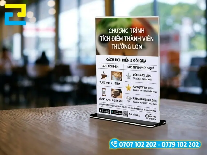 Mẫu standee để bàn chất liệu Mica trong suốt, bên trong chứa nội dung in thông tin chương trình khuyến mãi