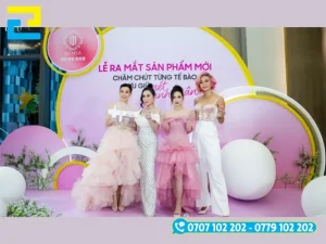 Mẫu 7: Phông nền có hình ảnh minh họa cho sản phẩm được thiết kế với kích thước lớn, backdrop có kiểu chữ đơn giản, tông màu xám chủ đạo