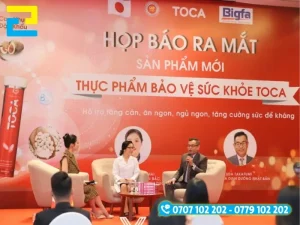 Mẫu 11: Phông nền có hình ảnh thiết kế với kích thước lớn nổi bật, backdrop có kiểu chữ đơn giản – nghệ thuật đẹp mắt