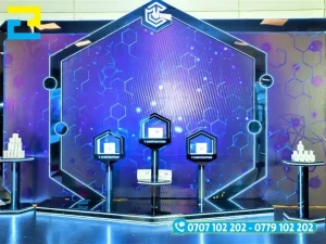 Mẫu 15: Phông nền có hình ảnh sản phẩm, hình ảnh logo được thiết kế với kích thước, bố cục hợp lý, backdrop có tông màu trắng chủ đạo