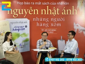Mẫu 18: Phông nền ra mắt sản phẩm sách có kiểu chữ đơn giản – nghệ thuật, có tông màu nâu đỏ, hình ảnh minh họa cho sản phẩm sách đẹp mắt