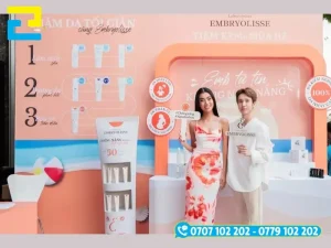 Mẫu 1: Phông nền có tông màu cam, những thông tin trên phông nền như: Hình ảnh minh họa, thông điệp ra mắt sản phẩm,… được thiết kế với bố cục hợp lý