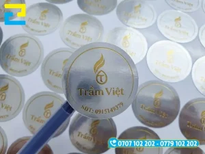 Mẫu tem decal xi bạc sở hữu bề mặt ánh kim tông lạnh, hiển thị sắc nét các nội dung