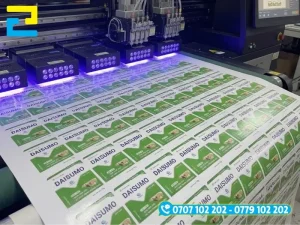 Đội ngũ kỹ thuật hỗ trợ kiểm tra thông tin file thiết kế và giải đáp các thắc mắc về quy trình in ấn cho khách hàng