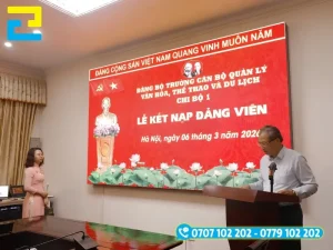 Chi phí để in một tấm phông nền, backdrop lễ kết nạp Đảng viên mới tương đối rẻ