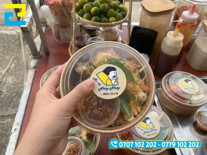 Mẫu in tem bánh tráng trộn chất liệu decal nhựa sữa sắc nét, bám chắc trên bề mặt bao bì