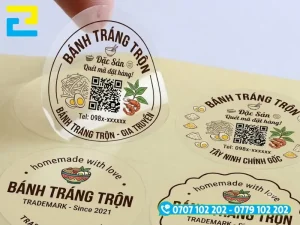 Mẫu tem bánh tráng trộn thể hiện đầy đủ tên cửa hàng, mã QR và hotline
