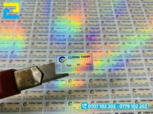Chất liệu in tem bảo hành Bình Tân phổ biến bao gồm decal xi bạc, màng hologram 7 màu và decal vinyl