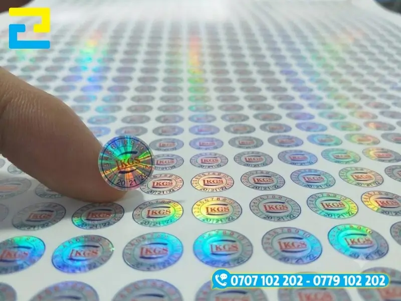 Bề mặt màng hologram 7 màu phản quang ánh sáng giúp gia tăng khả năng bảo mật và chống làm giả
