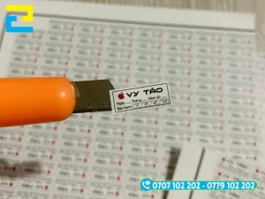 Hướng dẫn làm sạch bề mặt và thao tác dán tem bảo hành lên vị trí ốc vít điện thoại