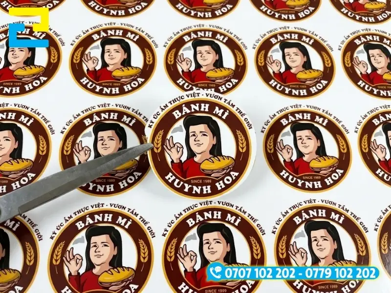 In tem nhãn bánh mì, logo rõ nét giúp tăng nhận diện thương hiệu và thể hiện sự chuyên nghiệp