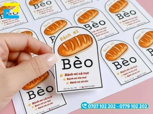 Xưởng In Ấn 2H sản xuất tem nhãn bánh mì với máy in UV và máy bế Mimaki hiện đại, hỗ trợ thiết kế theo yêu cầu