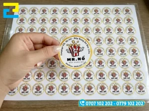 Tem nhãn bắp rang bơ in logo thương hiệu được dán trực tiếp lên hộp nhựa và túi zip