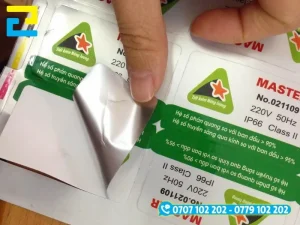 Mẫu tem nhãn sở hữu khả năng bám dính tốt, chịu được nhiệt độ cao và chống bong tróc khi tiếp xúc dung môi