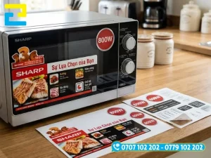 Bố cục tem nhãn thiết bị hiển thị đầy đủ thông số kỹ thuật, mã vạch định danh và cảnh báo an toàn trên bề mặt tem