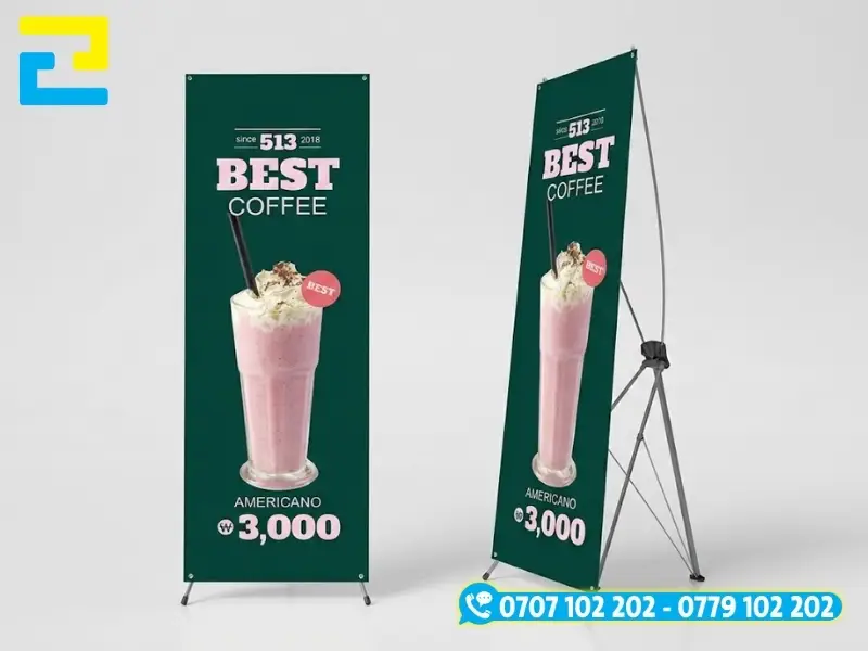 Nhân viên In Ấn 2H hỗ trợ tư vấn và kiểm tra thông số khung standee cho khách hàng