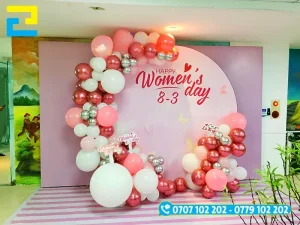 Mẫu 4: Backdrop, phông nền ngày 8/3 được thiết kế với tông màu hồng chủ đạo, trang trí bóng bay đẹp mắt, kết hợp với kiểu chữ đơn giản, nghệ thuật