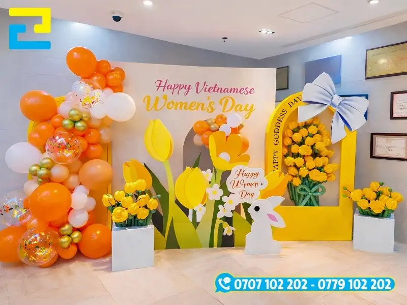 Mẫu 9: Phông nền 8-3 có tông màu trắng, thông điệp chúc mừng ngày 8/3 được thiết kế với kiểu chữ nghệ thuật, kết hợp với bóng bay trang trí và vườn hoa minh họa