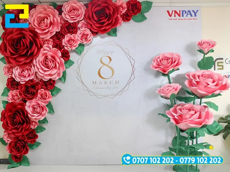 Mẫu 14: Backdrop 8/3 đẹp mang phong cách đơn giản, được thiết kế với hình ảnh viền hoa hồng đẹp mắt, có tông màu trắng chủ đạo