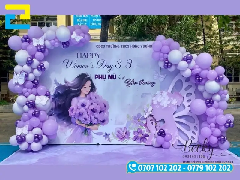 Mẫu 18: Phông nền 8-3 được trang trí bóng bay và hoa, có tông màu trắng - tím, kết hợp với kiểu chữ nghệ thuật - đơn giản