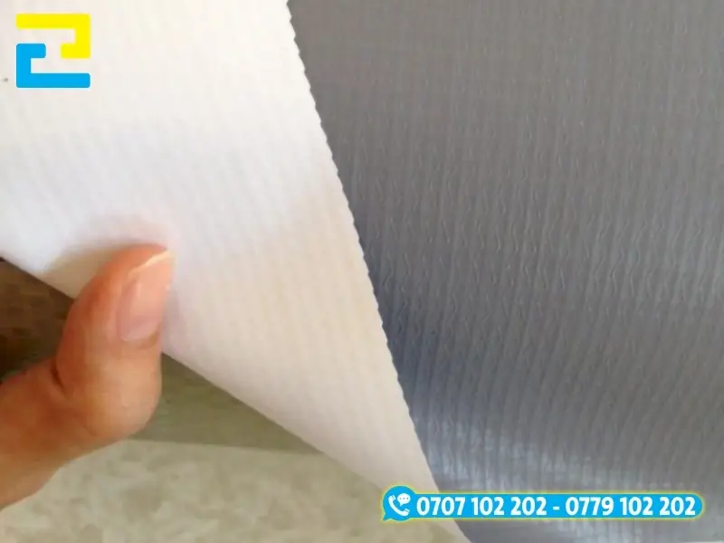 Bạt hiflex có gân sẽ phù hợp nếu quý khách có nhu cầu in backdrop 8/3 có giá thành rẻ hơn so với giấy PP trong nhà