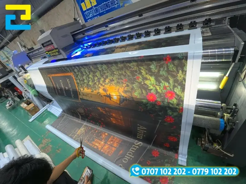 Bên trong xưởng in của Công Ty In Ấn Quảng Cáo 2H được trang bị đầy đủ các loại máy in phông nền backdrop 8/3 hiện đại