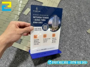 Mẫu standee mica kích thước nhỏ gọn đặt trực tiếp tại quầy lễ tân và bàn tư vấn khách hàng