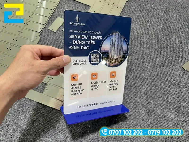 Mẫu standee mica kích thước nhỏ gọn đặt trực tiếp tại quầy lễ tân và bàn tư vấn khách hàng