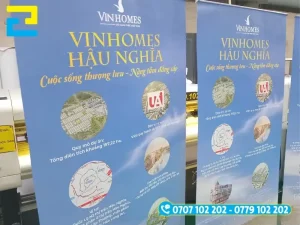 Màu sắc cho standee bất động sản cần có độ tương phản cao giữa màu chữ và màu nền giúp các thông số ưu đãi dự án nổi bật dưới ánh đèn sảnh