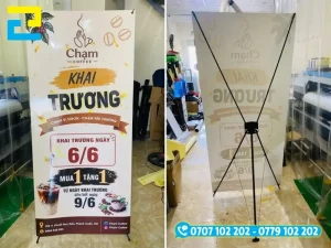 Standee chữ X có cấu tạo khung đỡ bằng nhựa nhôm nhẹ, tháo lắp đơn giản và giá thành rẻ