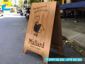 Mẫu standee 2 mặt dạng gỗ