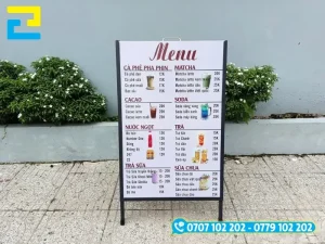 Các bề mặt in standee ngoài trời thực tế gồm PP cán màng bảo vệ, bạt Hiflex và tấm bồi formex