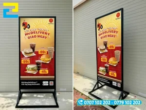 Quy trình 5 bước đặt gia công standee ngoài trời từ tiếp nhận file đến kiểm tra và giao hàng