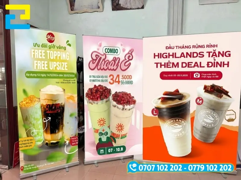 Mẫu Standee cuốn nhôm cho trà sữa với hHệ thống hộp nhôm định hình tích hợp lò xo tự cuốn giúp bảo vệ tấm in khi di chuyển giữa các chi nhánh