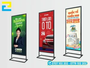 Thiết kế standee với bố cục đồ họa gồm logo, thông điệp quảng cáo và thông tin liên hệ lên phông dọc đứng