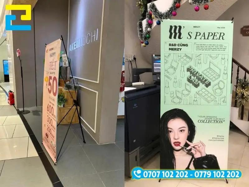 Thiết kế standee chữ X với cấu trúc khung xương sắt kẹp nhựa hình chữ X cố định tấm in PP bằng bốn lỗ khoen tại góc sảnh sự kiện