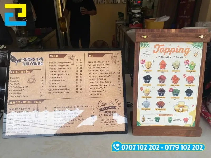 Mẫu standee để bàn kích thước nhỏ khổ A4 hiển thị thông tin chương trình ưu đãi hoặc menu dịch vụ