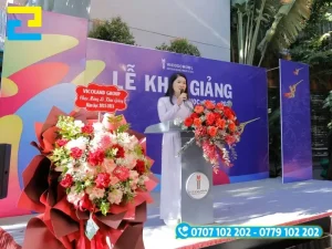 Thiết kế backdrop khai giảng cần chừa vùng trống rõ ràng ở trung tâm cho người đứng phát biểu
