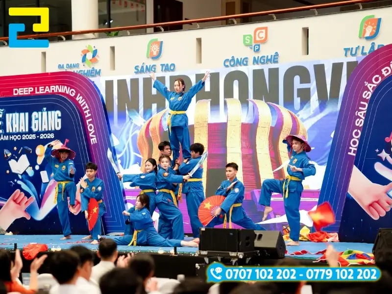 Hệ thống máy in UV flatbed khổ lớn in ấn backdrop sự kiện khai giảng tại xưởng In Ấn 2H TP.HCM