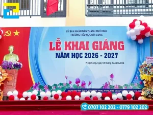 Backdrop khai giảng in nội dung trên bạt 2 da bề mặt phẳng cho sân khấu trường học
