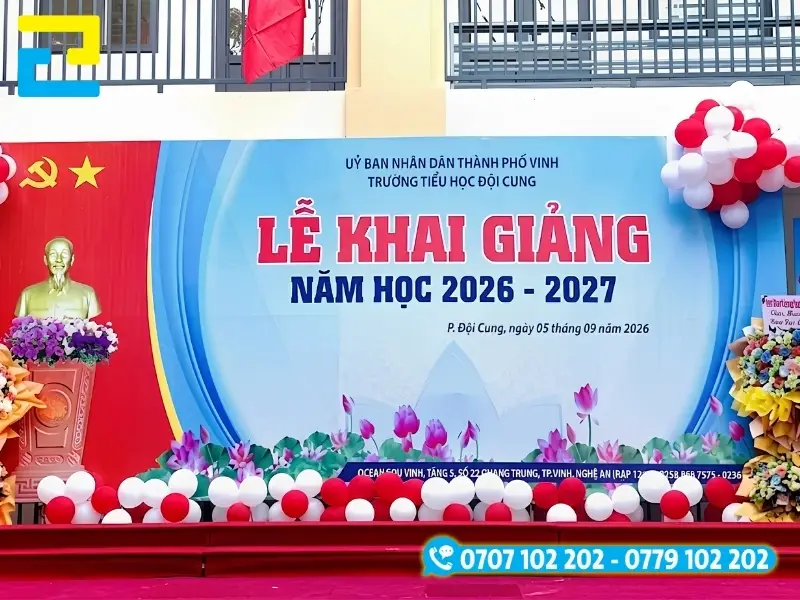Backdrop khai giảng in nội dung trên bạt 2 da bề mặt phẳng cho sân khấu trường học