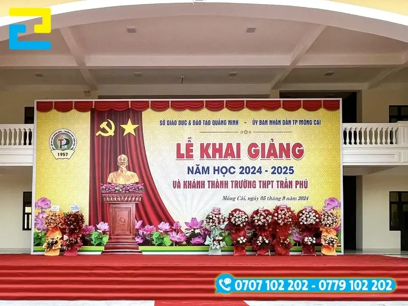 Quy cách kích thước backdrop khai giảng thực tế từ mầm non, tiểu học đến THCS và THPT.