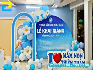 Bố cục thiết kế tiêu chuẩn gồm logo trường, tên chương trình năm học mới và vùng trống chụp ảnh